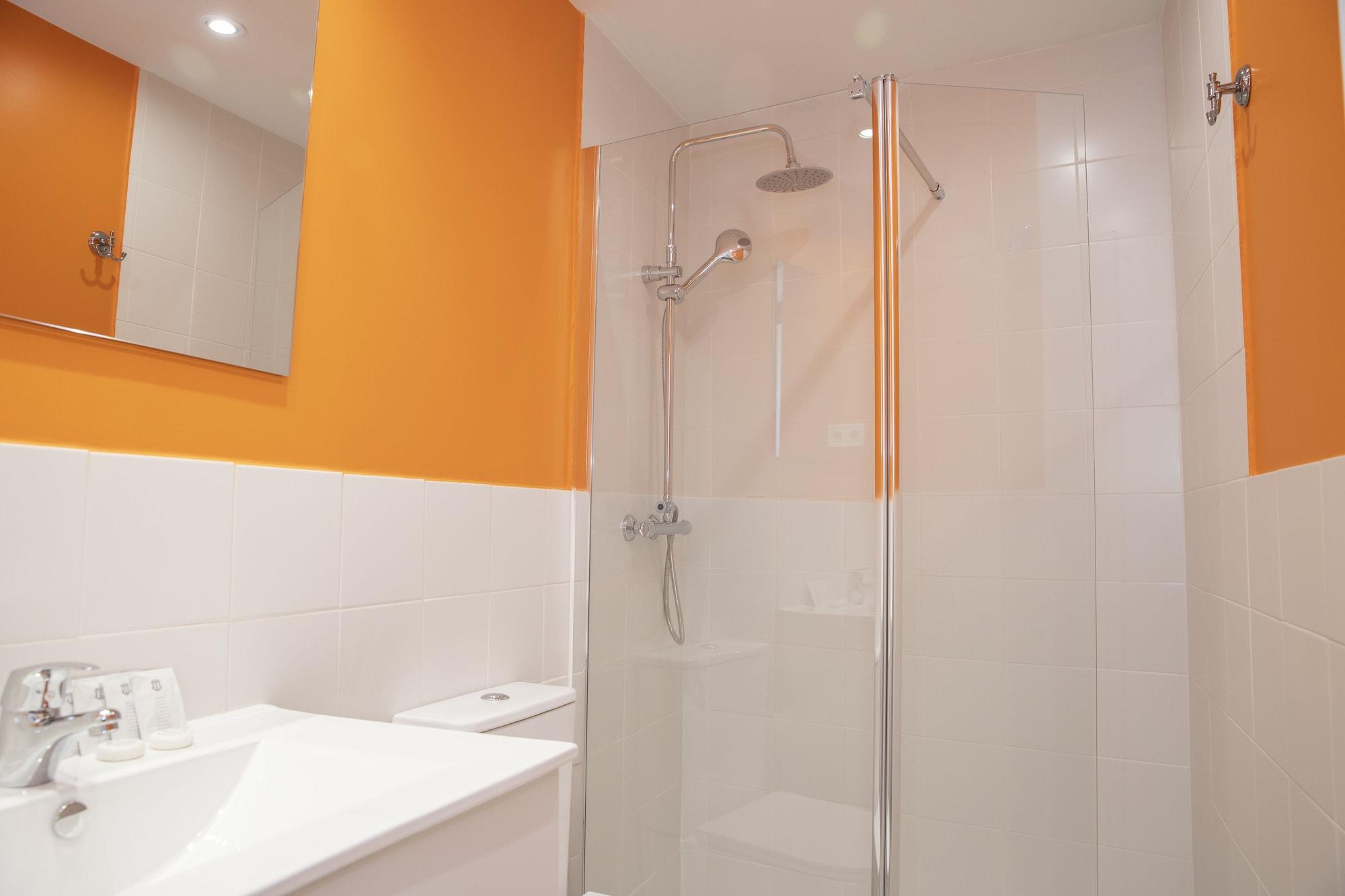 Hostal Montaloya Мадрид Екстериор снимка
