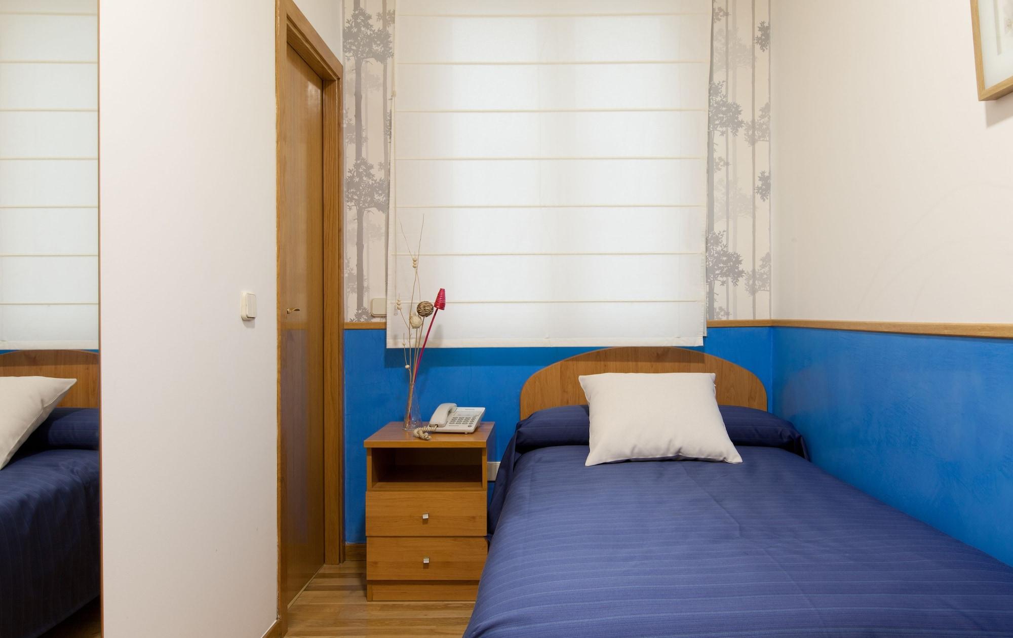 Hostal Montaloya Мадрид Екстериор снимка