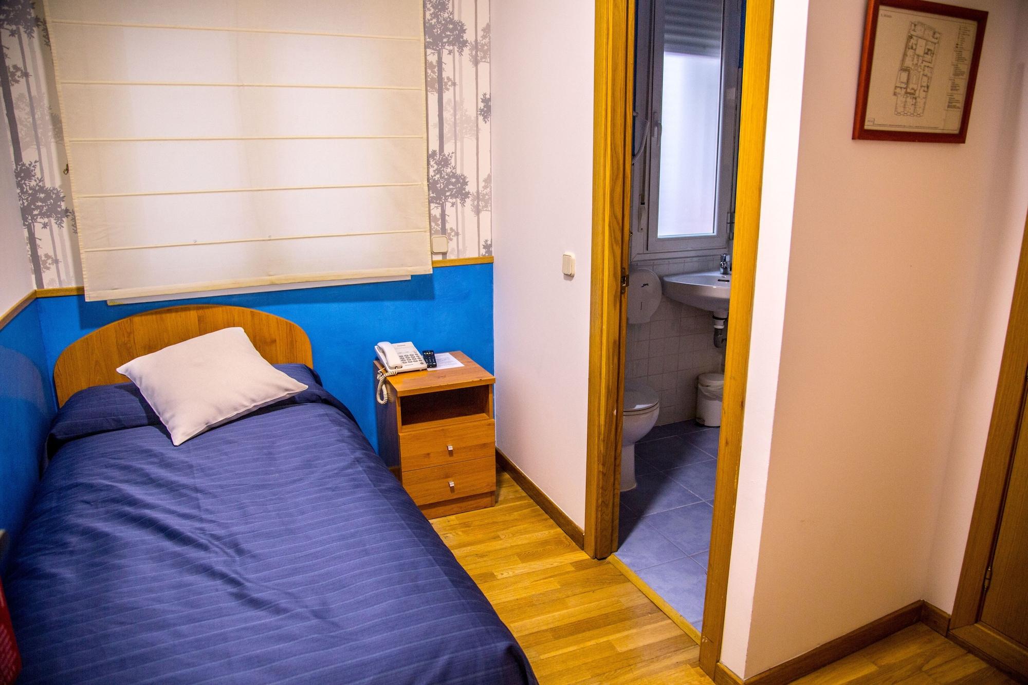 Hostal Montaloya Мадрид Екстериор снимка