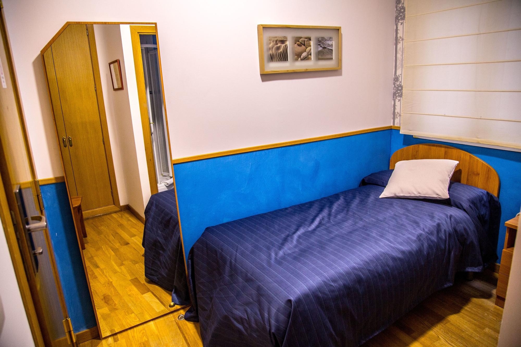 Hostal Montaloya Мадрид Екстериор снимка