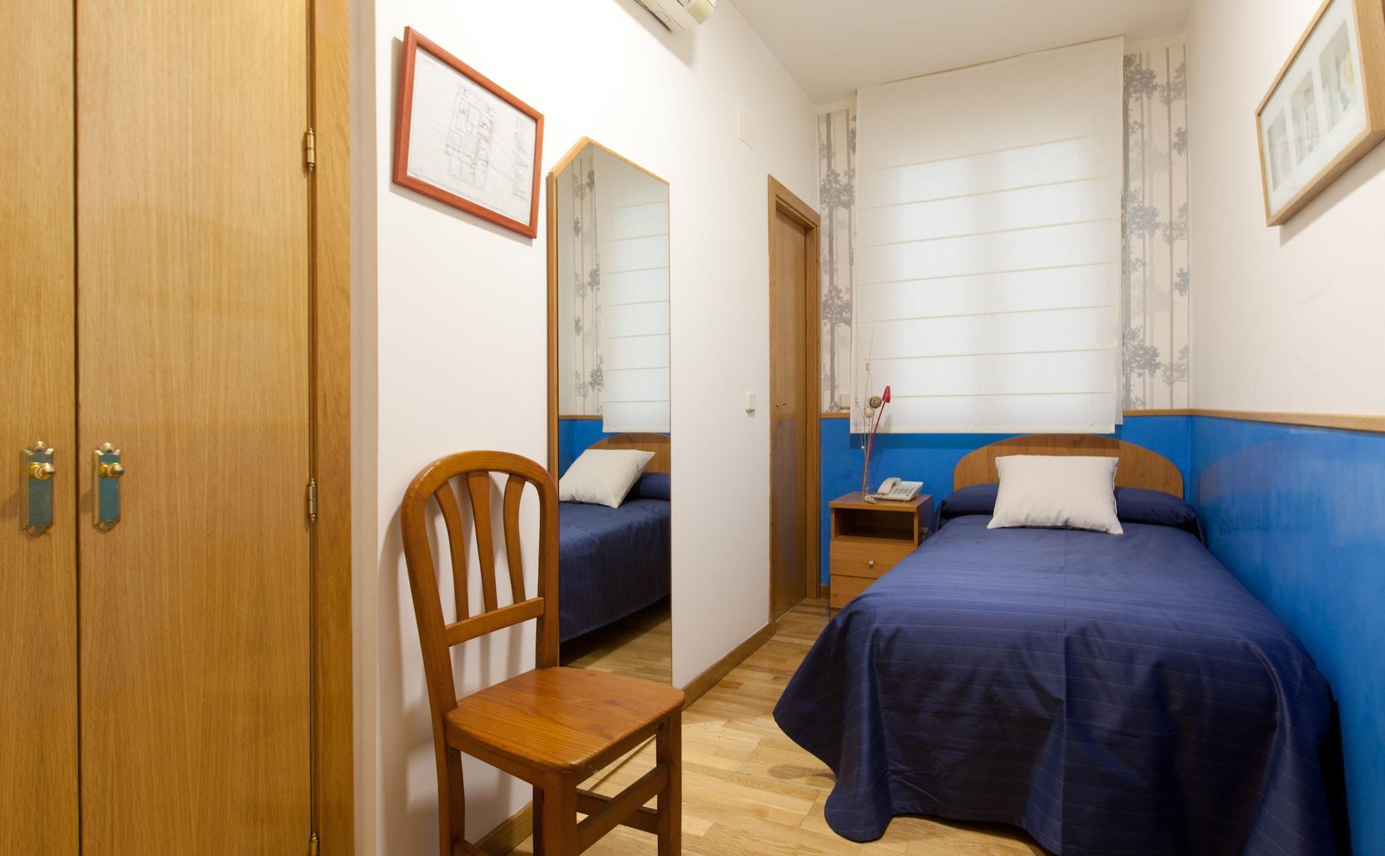 Hostal Montaloya Мадрид Екстериор снимка