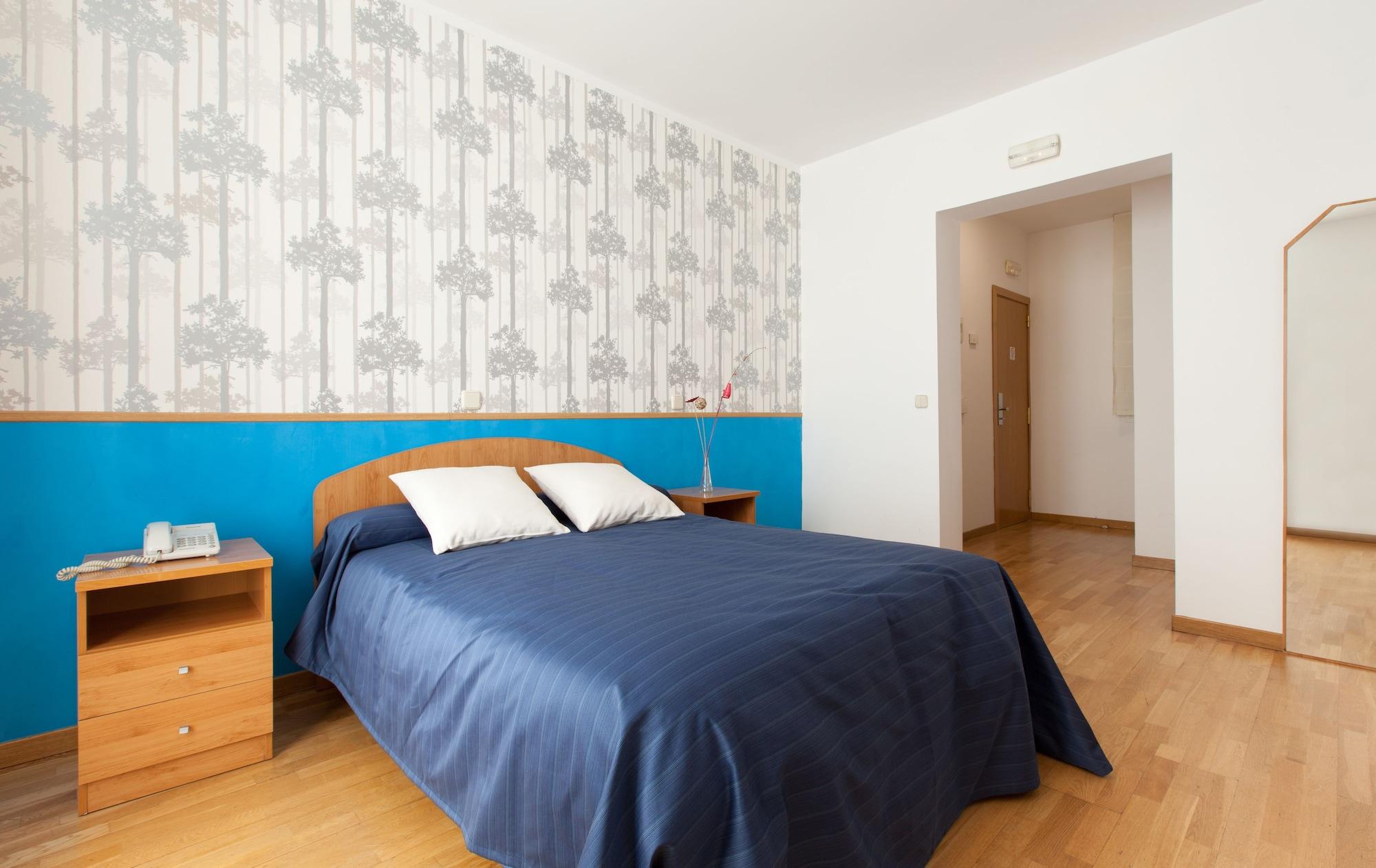 Hostal Montaloya Мадрид Екстериор снимка