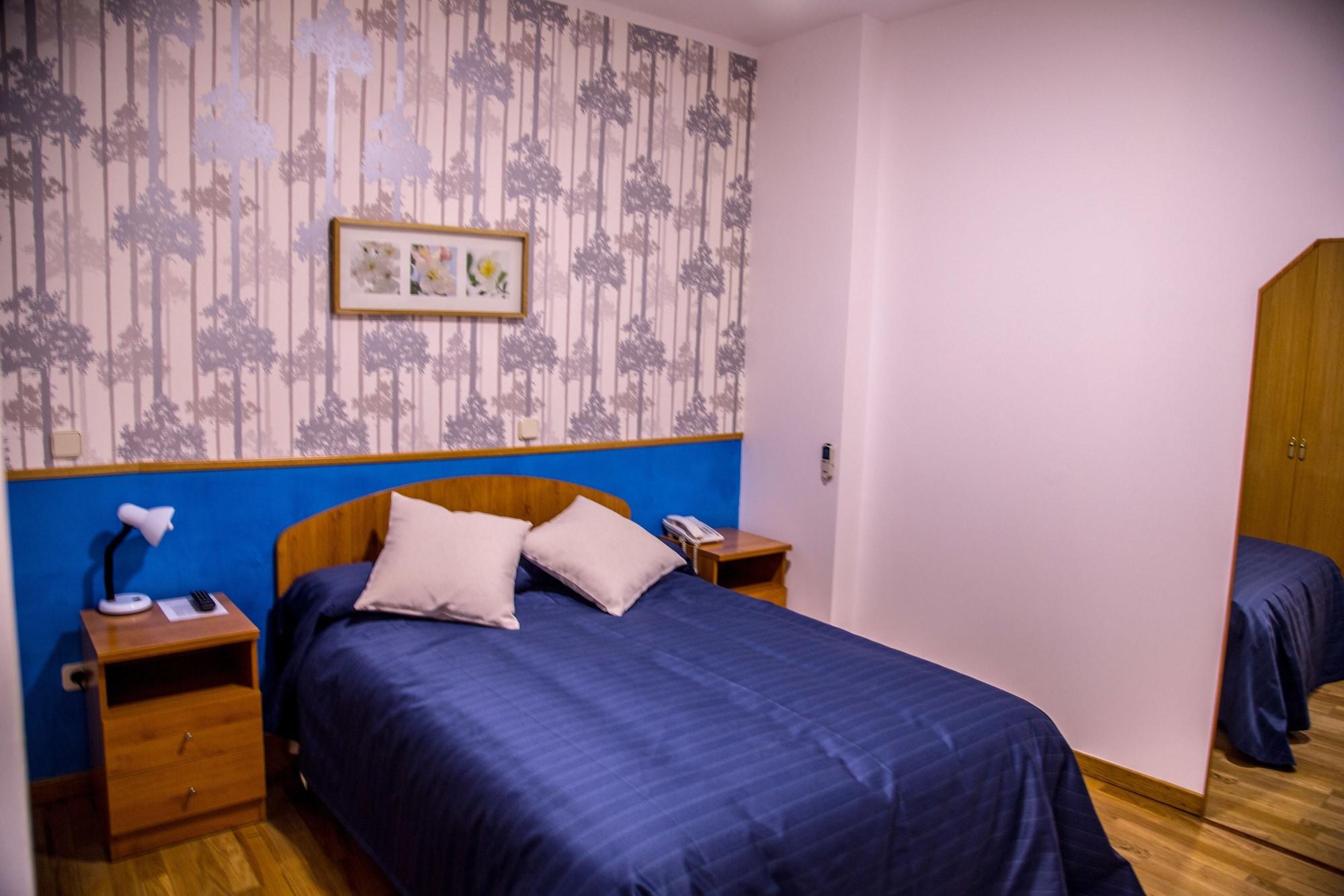 Hostal Montaloya Мадрид Екстериор снимка