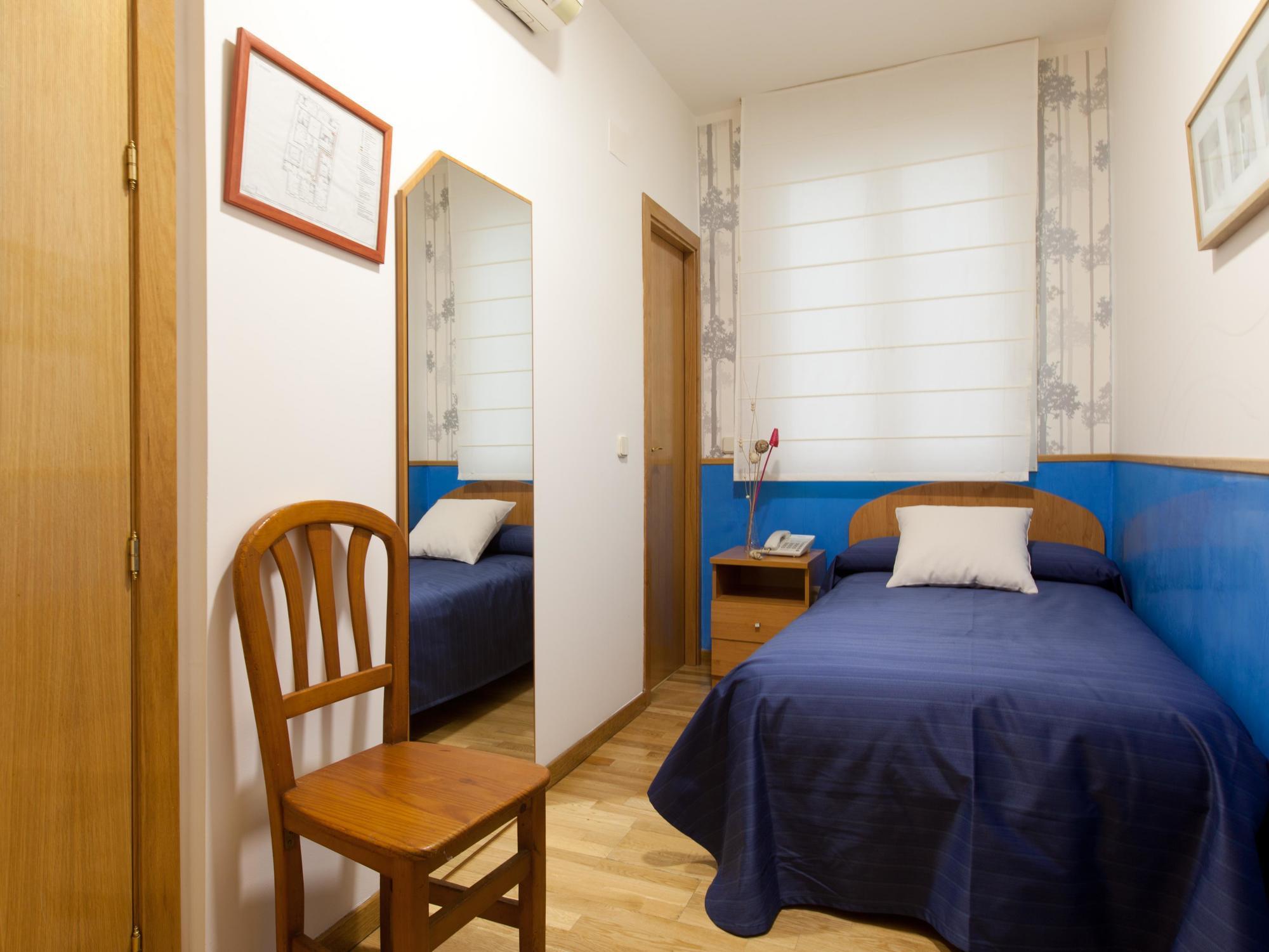 Hostal Montaloya Мадрид Екстериор снимка