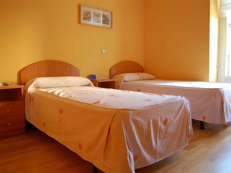 Hostal Montaloya Мадрид Екстериор снимка