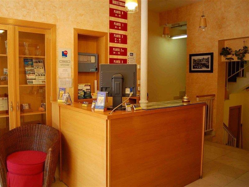 Hostal Montaloya Мадрид Екстериор снимка
