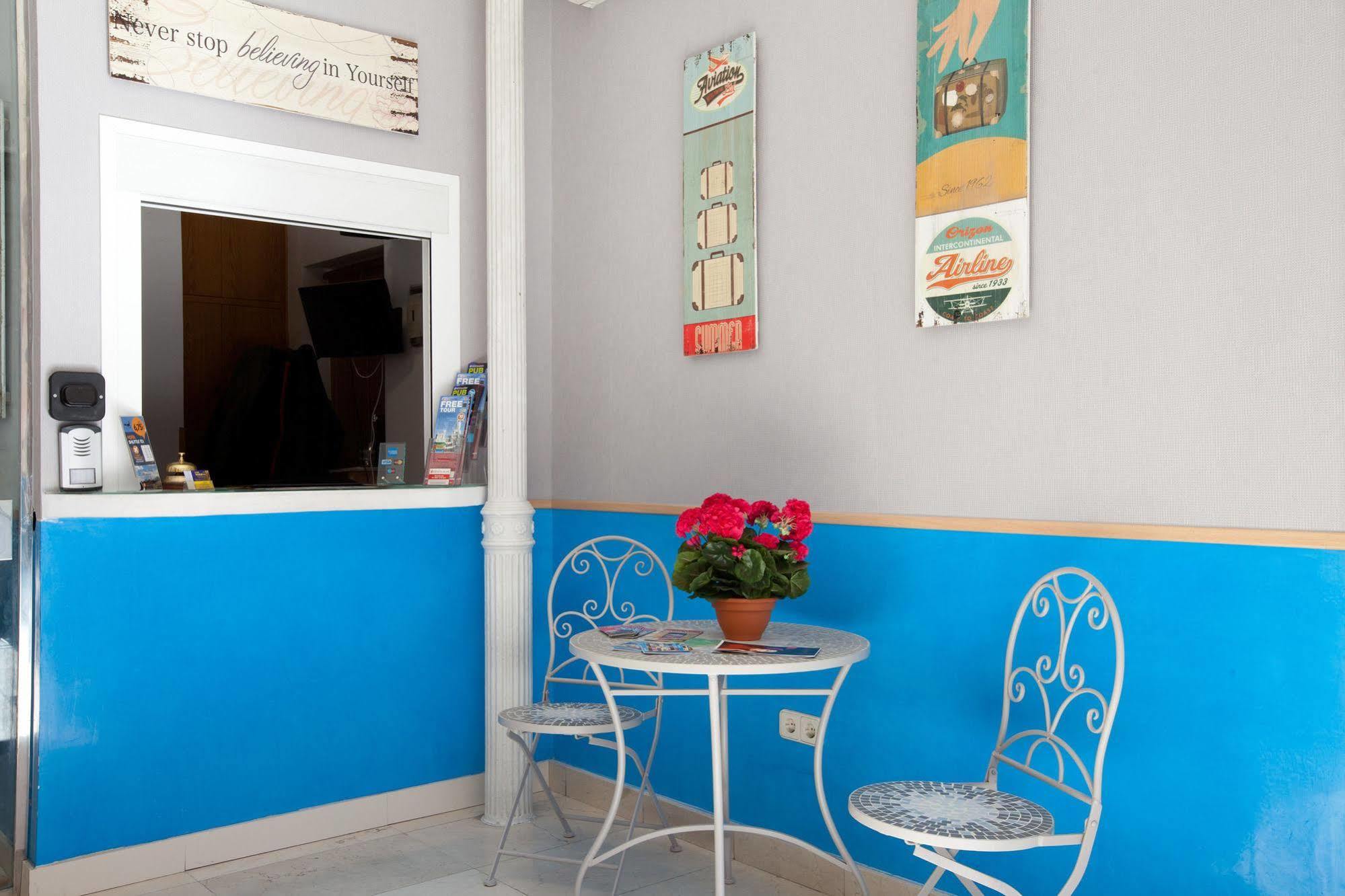 Hostal Montaloya Мадрид Екстериор снимка