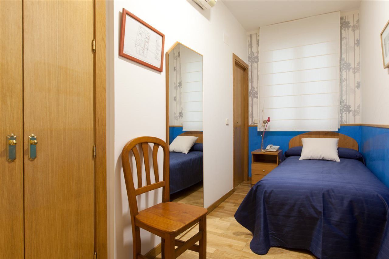Hostal Montaloya Мадрид Екстериор снимка